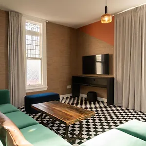  Hostel Haka House